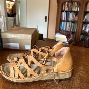 Naot sandals new!